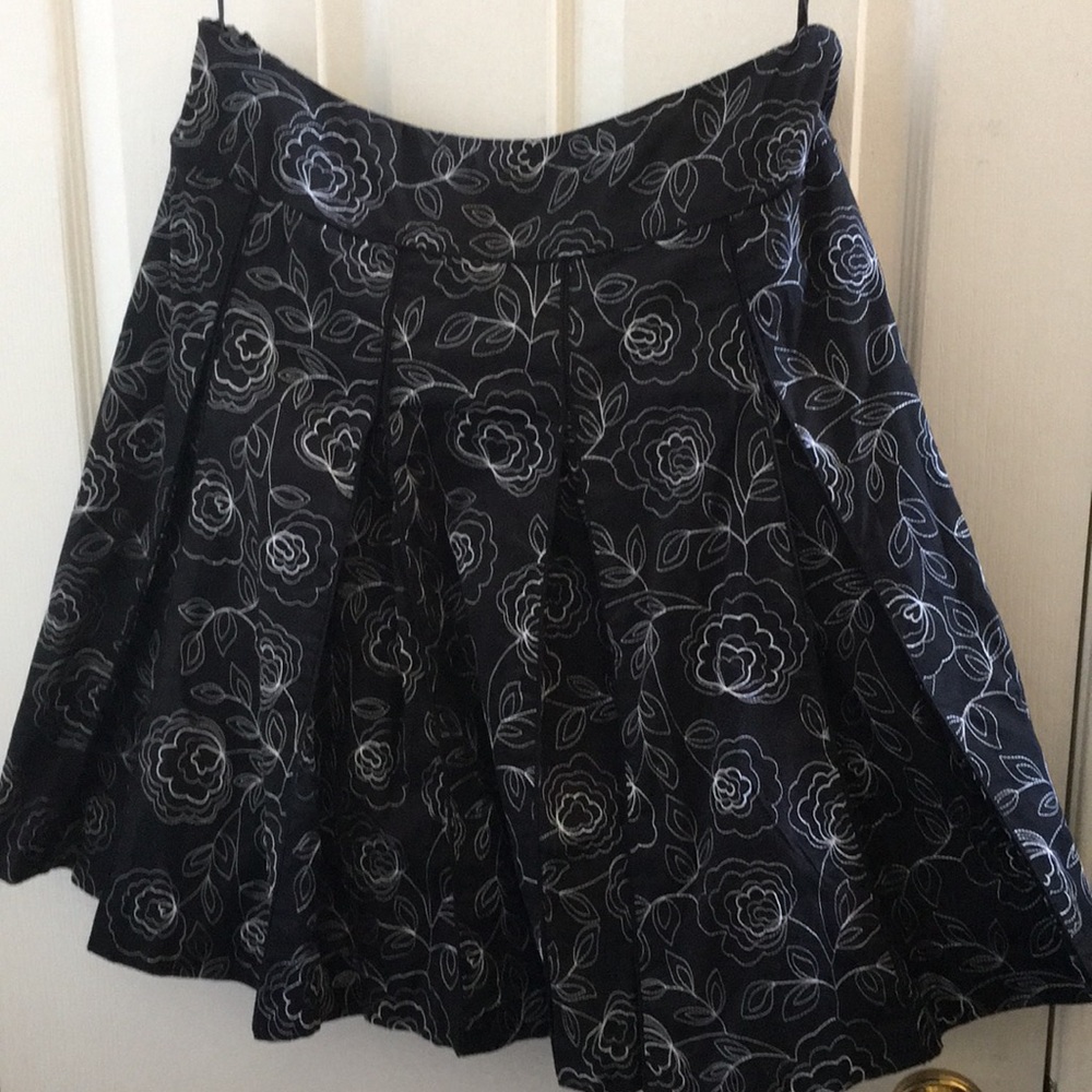 FINAL MARKDOWN Ladies Nine West embroidered skirt 14